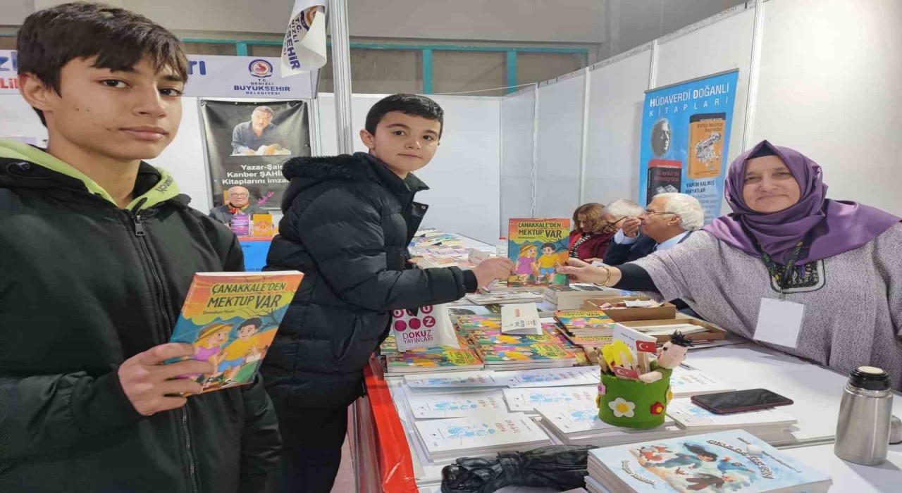 Yazar öğretmen kitap fuarında öğrencilerle buluştu