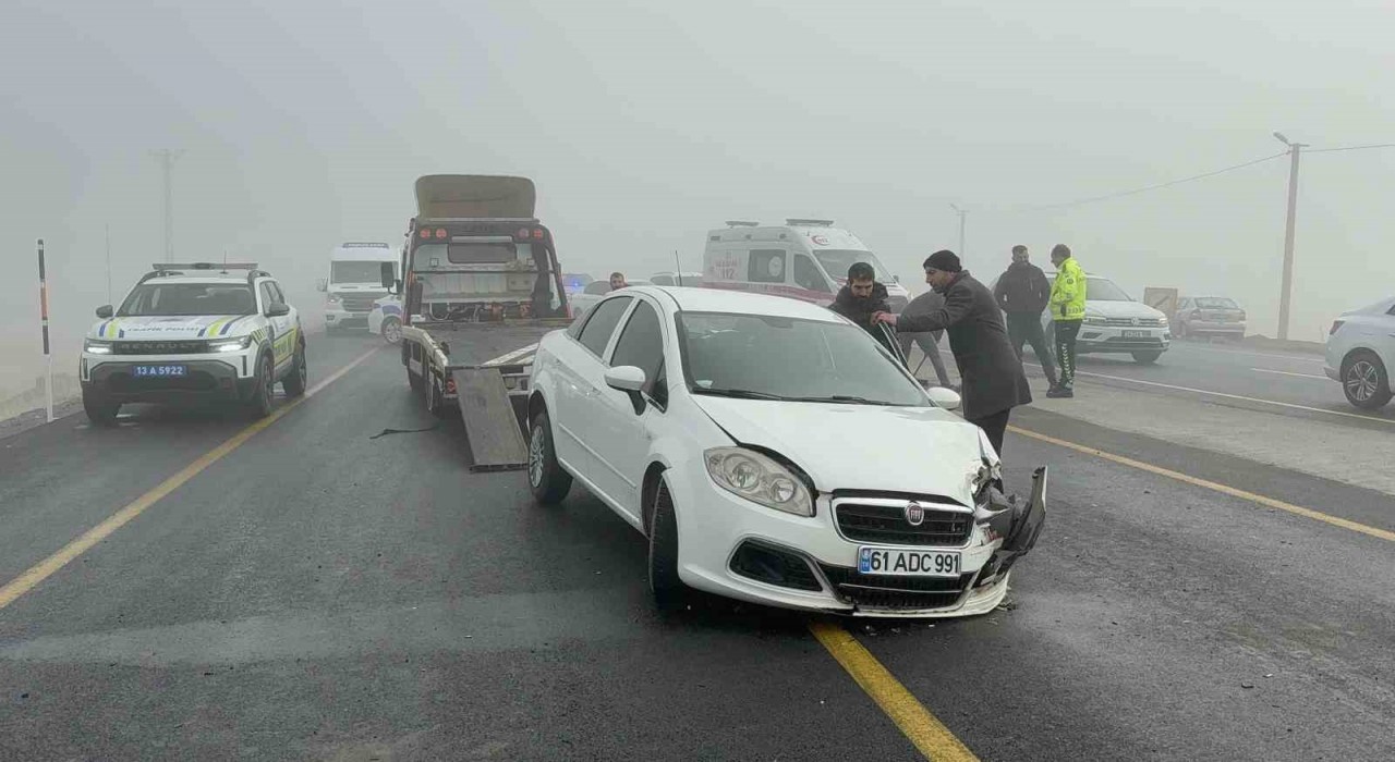 Yoğun sis Tatvanda zincirleme kazaya neden oldu
