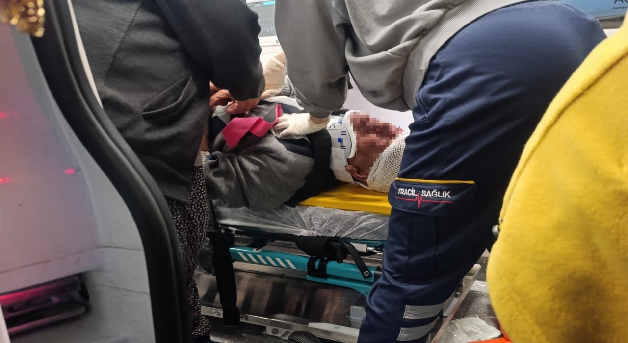 Yolun karşısına geçmek isterken otomobil çarptı: 1 yaralı