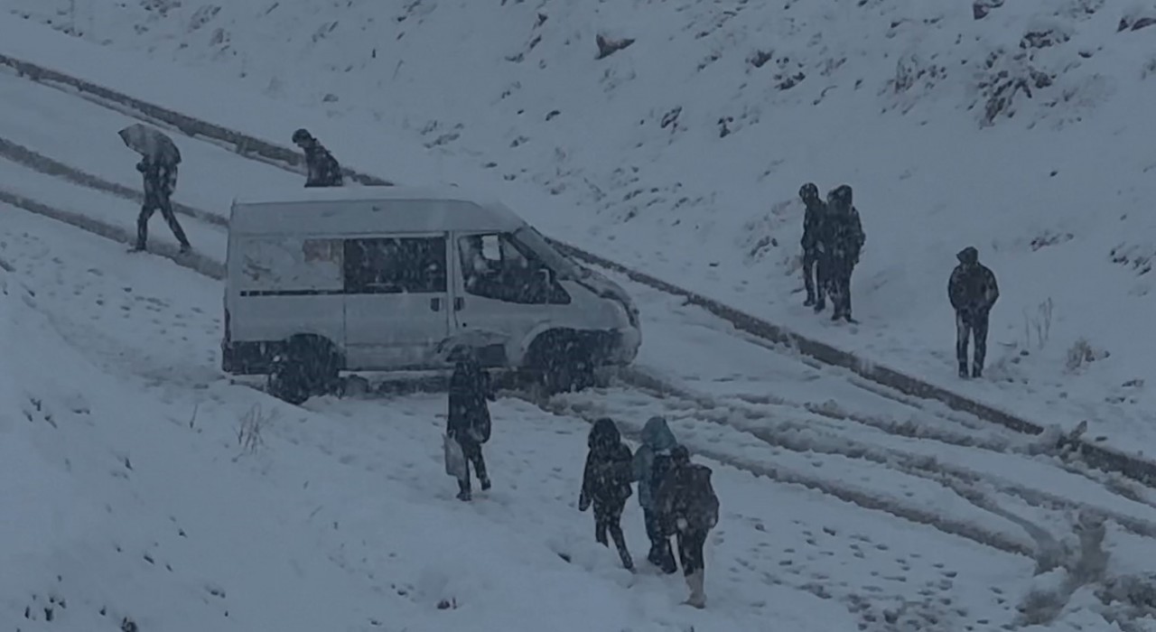Yüksekova yoğun kara teslim oldu