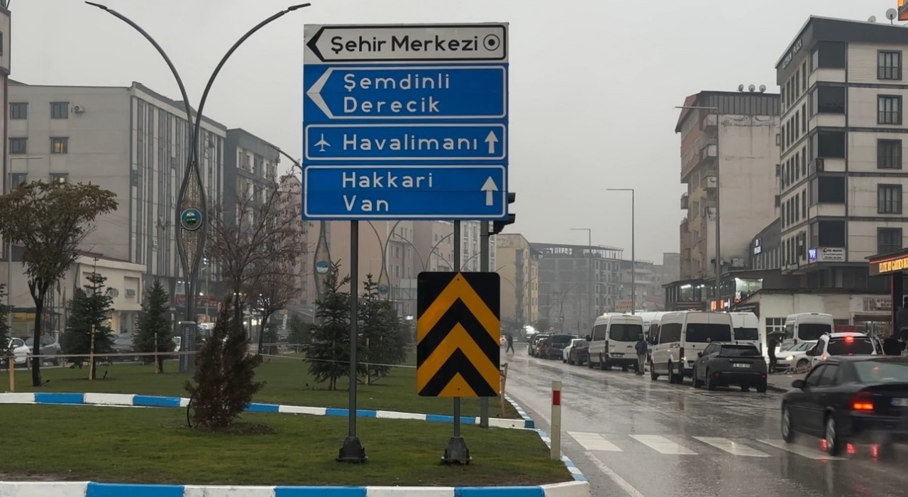 Yüksekovada yoğun yağışlar uçak seferlerini durdurdu