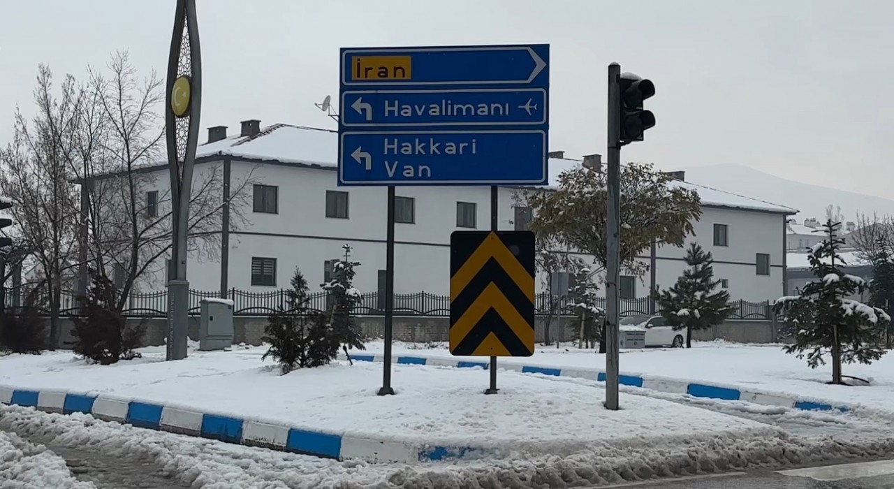 Yüksekovada yoğun yağışlar uçak seferlerini durdurdu