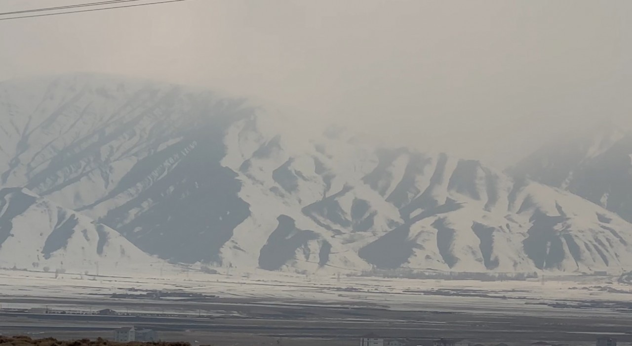Yüksekovanın etrafını çevreleyen dağlar beyaza büründü