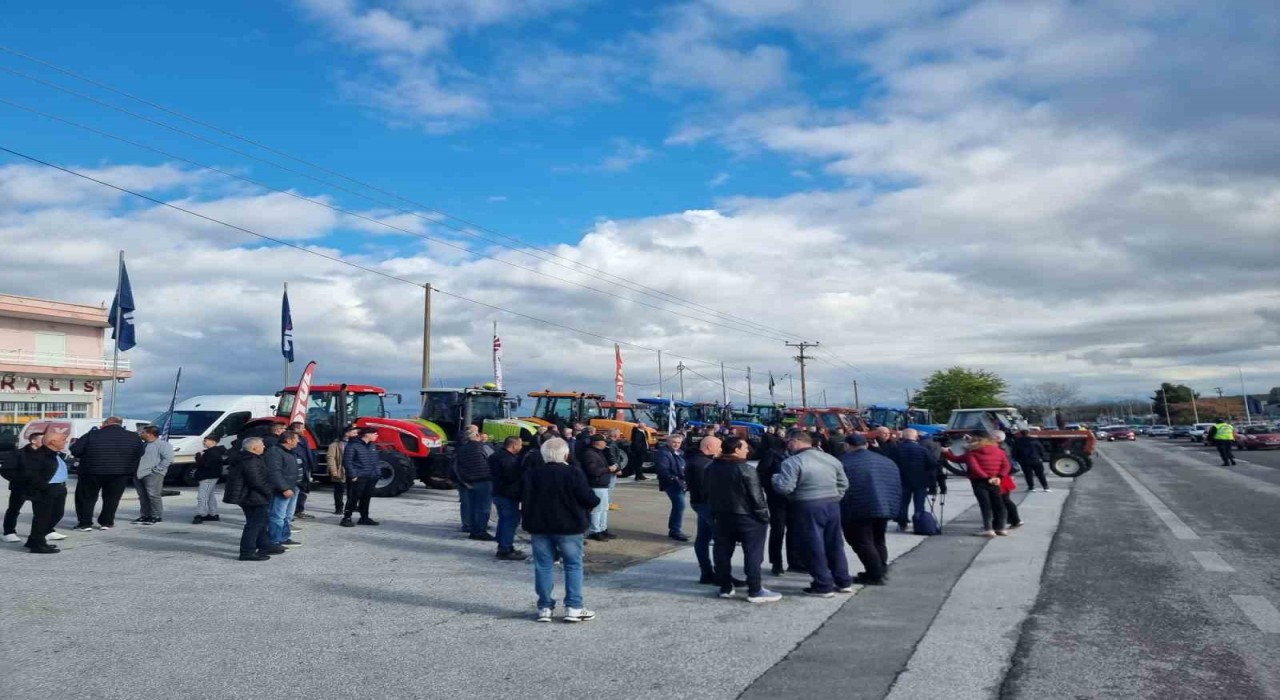Yunanistanda çiftçiler yol kapattı, polisle gerilim arttı