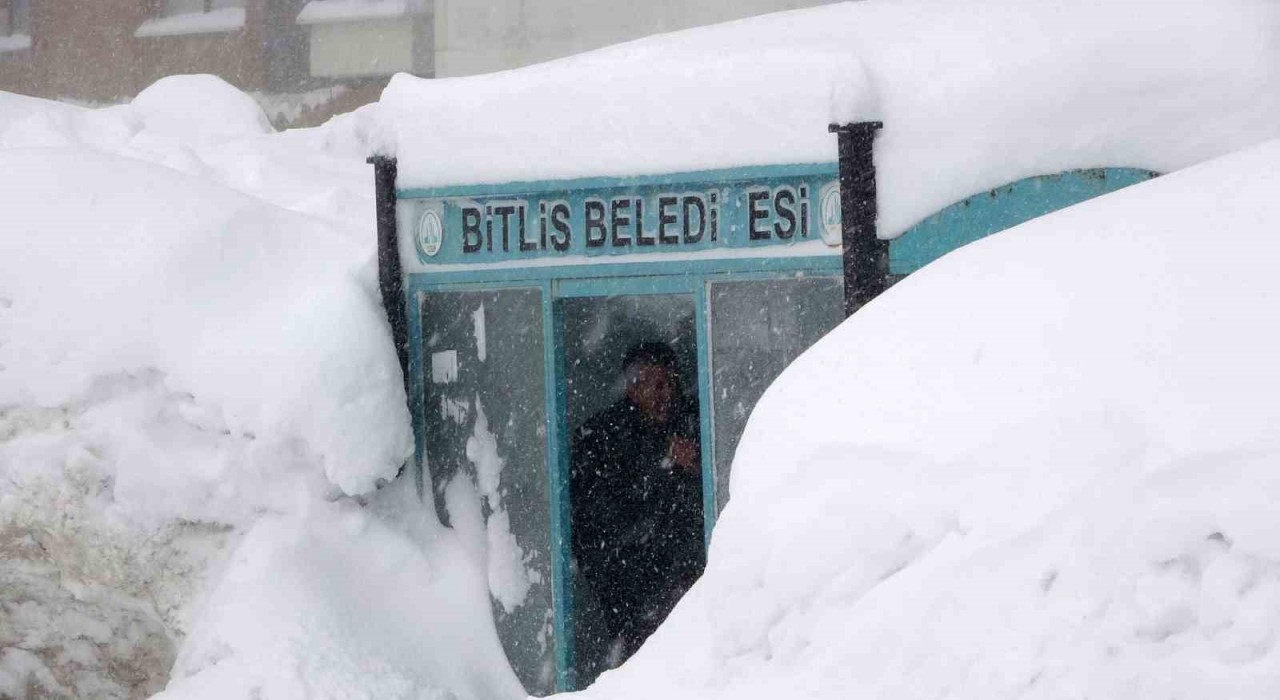 Bitliste kar, tipi ve fırtına: 211 köy yolu ulaşıma kapandı