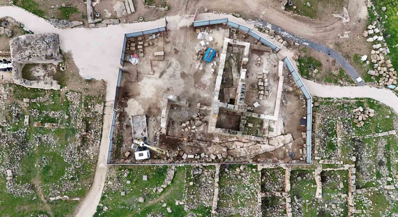 UNESCO Dünya Mirası Geçici Listesinde yer alan Zerzevan Kalesinde restorasyon çalışmaları devam ediyor