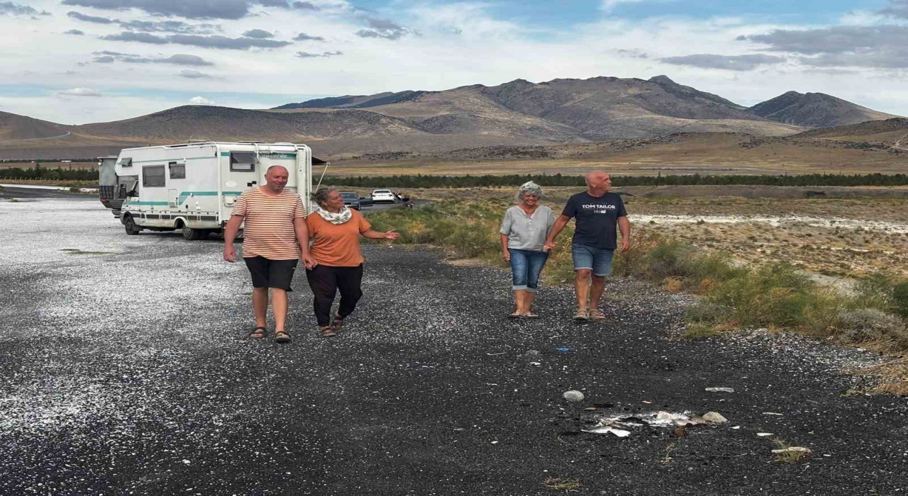 Alman turistler Karapınar’da kamp yaptı