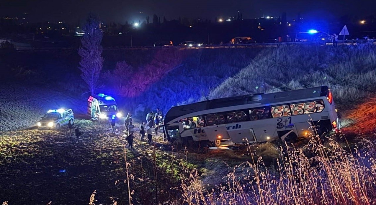 Amasya'da yolcu otobüsü şarampole uçtu: 24 yaralı