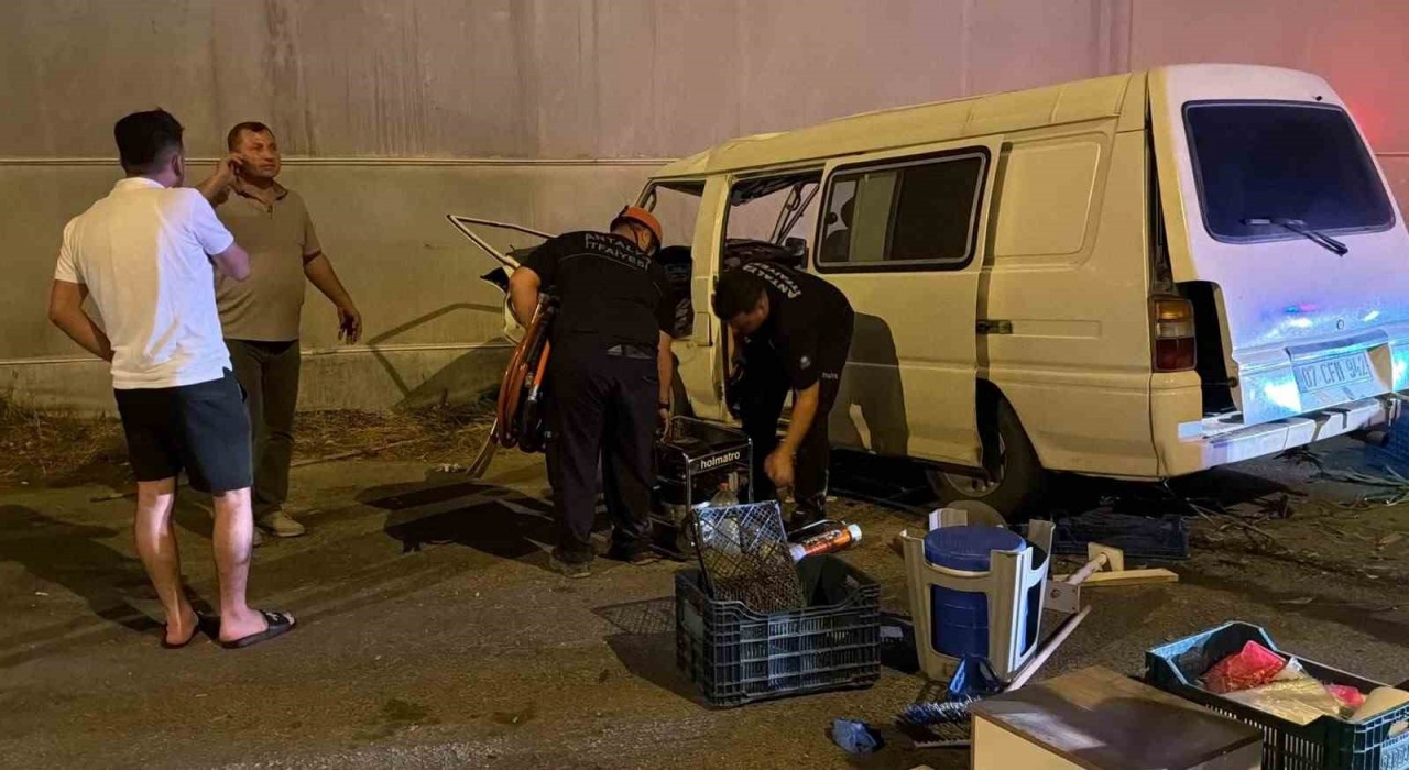 Antalya'da panelvan kontrolden çıktı: 1 yaralı