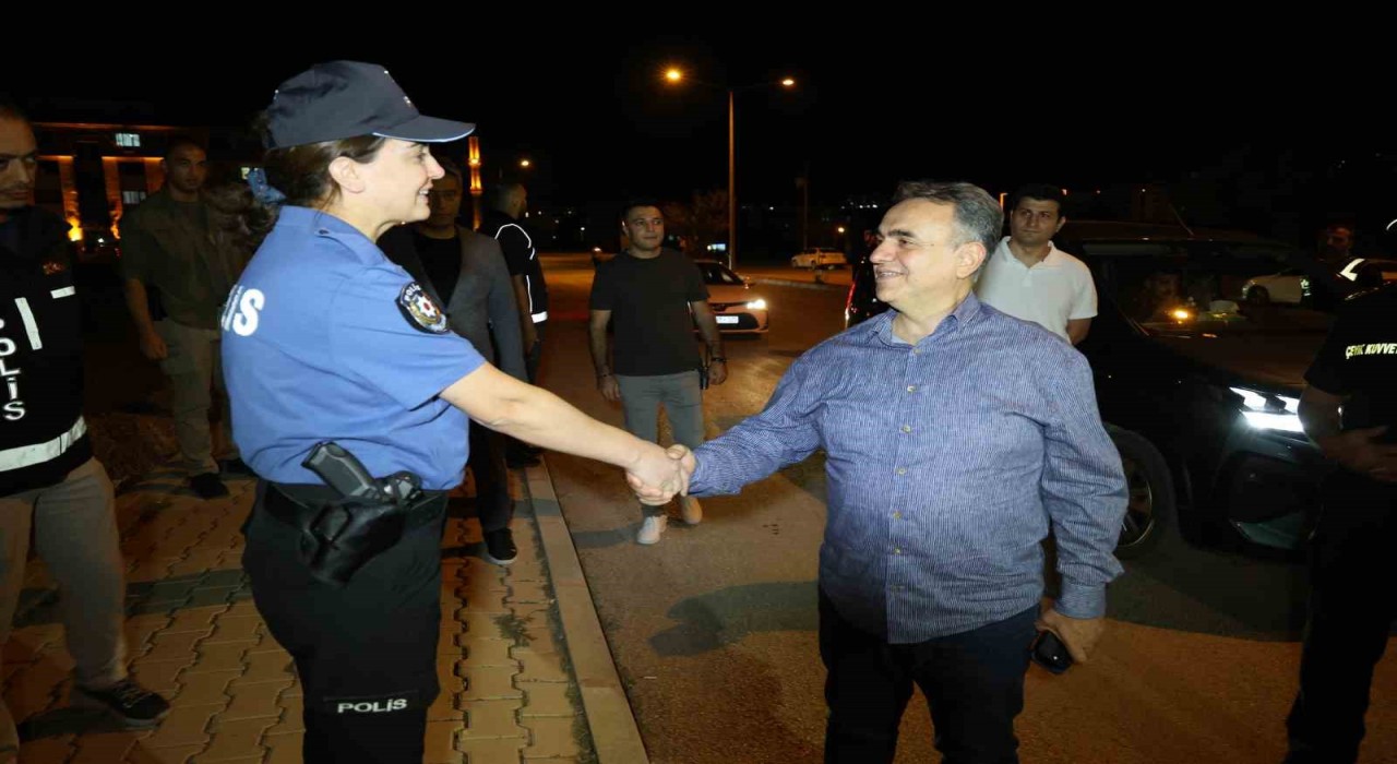 Elazığ Emniyet Müdürü Karan, öğrenci yurt çevresini inceledi, aydınlatma eksikliği için görüşme yaptı