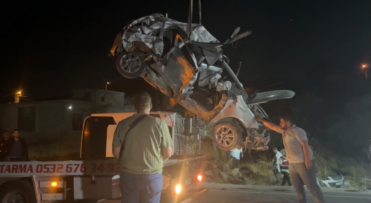 Gaziantep'te 7 kişinin hayatını kaybettiği kazada araçlar yoldan kaldırıldı