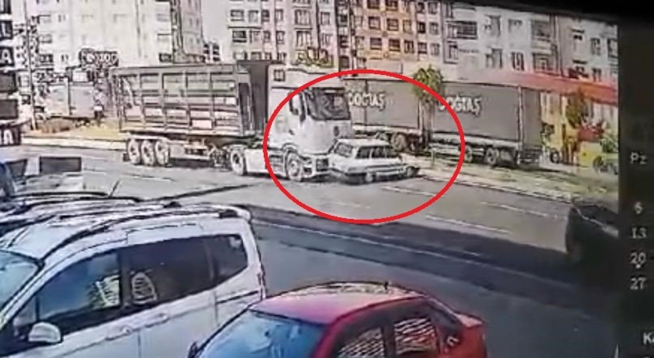 Kayseri'de tırla çarpışan otomobilin takla attığı kaza kamerada