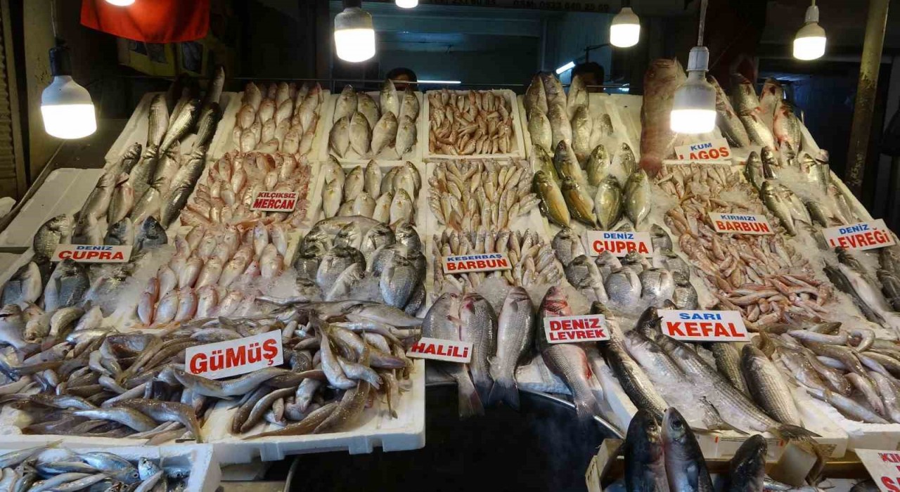 Mersin'de av yasağının kalkmasıyla balık tezgahları şenlendi
