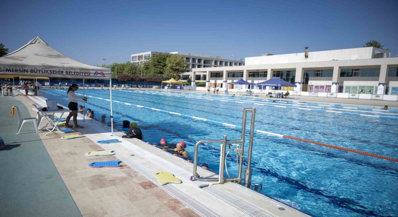 Mersin'de ücretsiz yüzme kurslarında 4 bin 200 kişi eğitim aldı