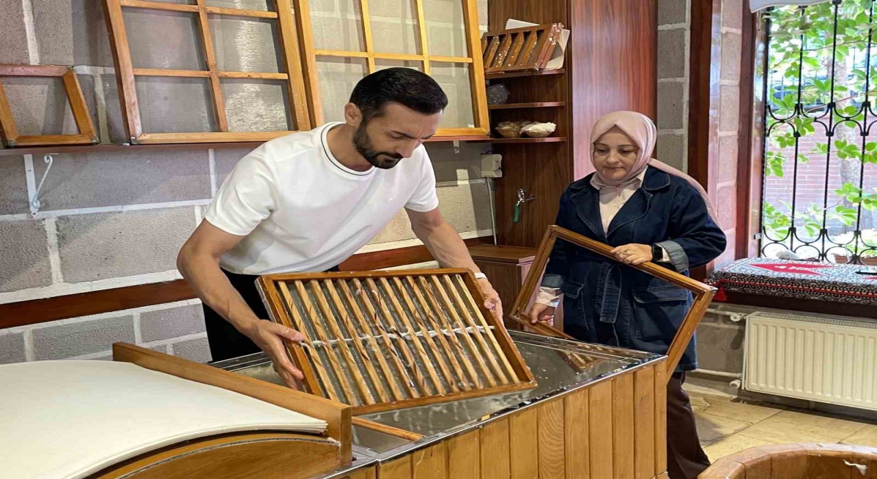Tarımsal atıklar geleneksel yöntemlerle sanata dönüşüyor