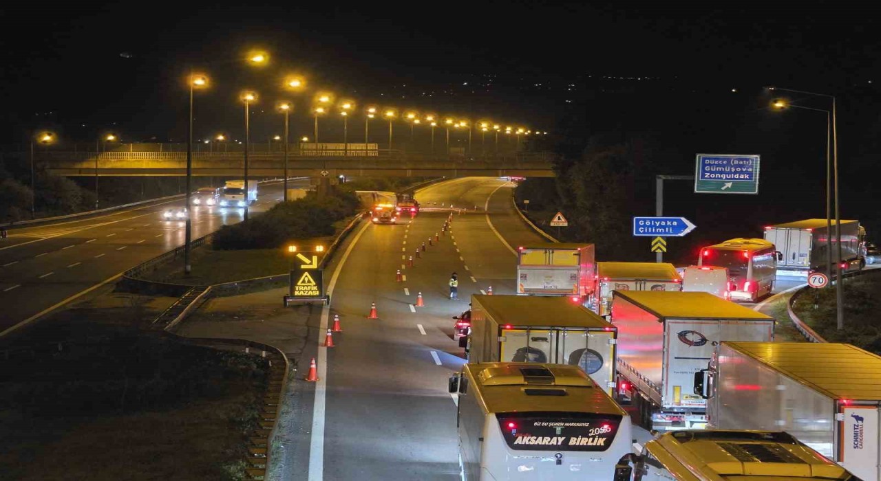 Anadolu Otoyolu Düzce kesiminde kimyasal yüklü tır devrildi: İstanbul yönü trafiğe kapandı