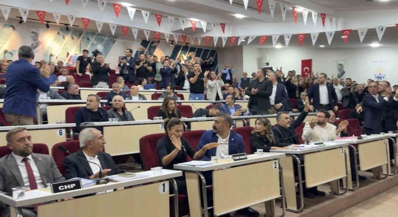 Çiğli Belediye Meclisinde gerginlik: Başkan Yıldız’a su şişesi fırlatıldı