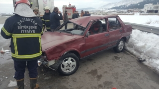 Gaziantep’te devrilen otomobildeki 2 kişi yaralandı