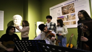 Müzede tarihi eserlerin arasında müzik ve resim yeteneklerini geliştiriyorlar