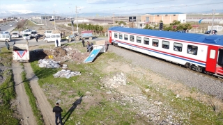 Kahramanmaraş’ta hemzemin geçitte trene çarpan kamyonetteki 2 kişi yaralandı