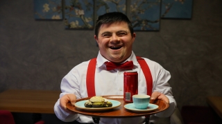 ”Glütensiz Bir Başka Kafe”nin ”özel” garsonu çalışkanlığıyla takdir topluyor