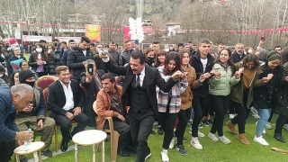 Şarkıcı Latif Doğan, Feke’nin kurtuluş gününde konser verdi