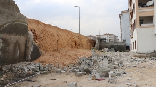 Gaziantep’te çöken istinat duvarının altında kalan 3 araç hasar gördü