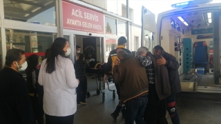 Adana’da devrilen araçtaki 2 kişi yaralandı