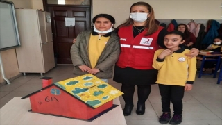 Okul harçlıklarıyla İdlib’deki briket ev kampanyasına destek oldular