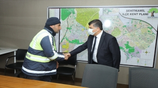 Market kirlenmesin diye ayakkabısını çıkardı