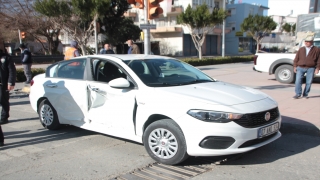 Antalya’da iki otomobilin çarpışması sonucu 3 kişi yaralandı
