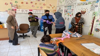 Mersin’de polis memuru yaptığı oyuncakları öğrencilere hediye etti