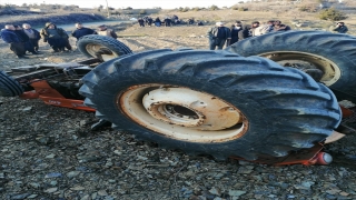 Mersin’de devrilen traktörün altında kalan sürücü hayatını kaybetti, oğlu yaralandı
