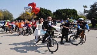Adana’da evlenen çift, tutkunu oldukları bisikleti gelin aracı yaptı