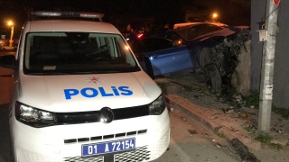 Adana’da 2 şüpheli polisten kaçarken kaza yaptı