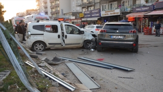 Serik’te 3 aracın çarpıştığı kazada 1 kişi yaralandı