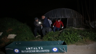 Antalya’da bir kişi çalıştığı çiçek serasında ölü bulundu