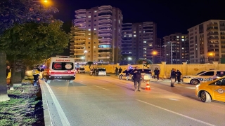 Adana’da refüjde turunç toplayan 3 kadın, otomobillerin çarpması sonucu öldü