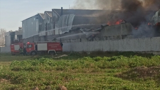 Osmaniye’de geri dönüşüm fabrikasında çıkan yangına müdahale ediliyor