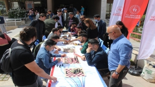 Mersin’de üniversite öğrencilerine satranç eğitimi verildi