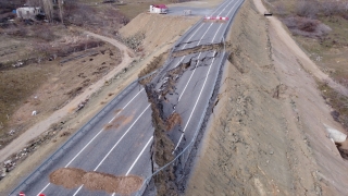 Adana’da göçük oluşan yol ulaşıma kapandı