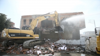 Yüreğir Ulubatlı Hasan Mahallesi’nde kamulaştırılan evlerin yıkımına başlandı
