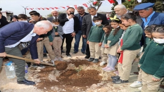 Mersin’de öğrenciler fidan dikti