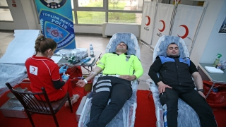 Adana’da polisler, Türk Kızılay’a kan ve kök hücre bağışı yaptı