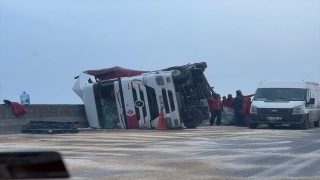Gaziantep’te devrilen tırın sürücüsü yaralandı