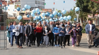 Serik’te otizmli çocuklar ve aileleri gök yüzüne mavi balon bıraktı