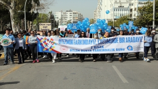 Antalya’da otizmli çocuklar ve aileleri gökyüzüne mavi balon bıraktı