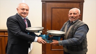 Osmaniye Belediye Başkanı Kara, tartısına el konulan seyyar satıcıdan özür diledi