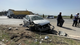 Kahramanmaraş’ta aydınlatma direğine çarpan otomobildeki 6 kişi yaralandı