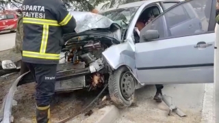 Isparta’da refüjdeki ağaca çarpan otomobildeki 3 kişi yaralandı